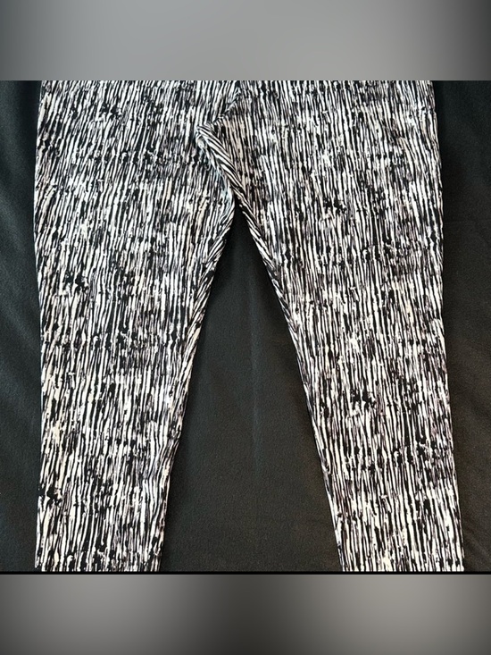 Investments Pants - Slim Factor by Investments Black and White Vertical Abstract Patterned Leggings